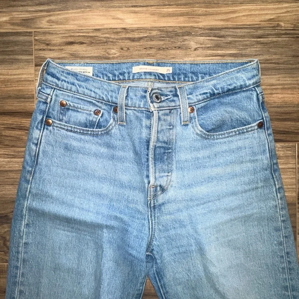 Levi’s Wedgie Straight Light Denim Jeans - Picture 2 of 12
